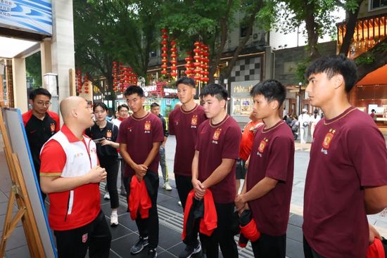 球场外还有一个体育城以及相关接待空间，以供球迷们和该地区的所有人使用，并且和周围的公园连接在一起，全年可用。